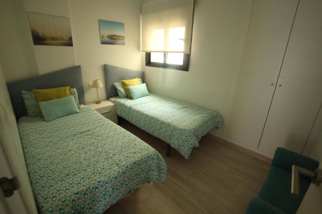Luxury And Modern Beach Apartment With Sea Views لا ماتا المظهر الخارجي الصورة