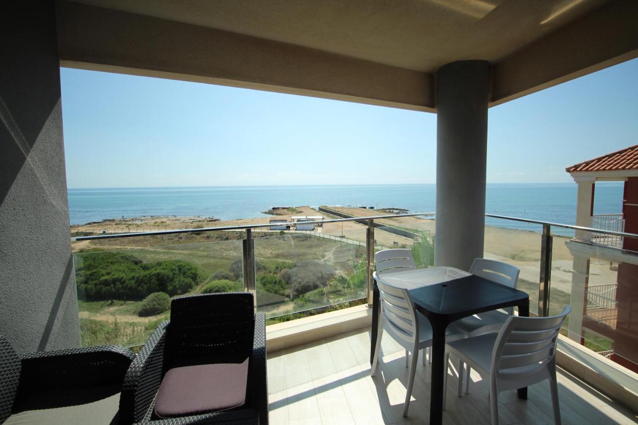 Luxury And Modern Beach Apartment With Sea Views لا ماتا المظهر الخارجي الصورة