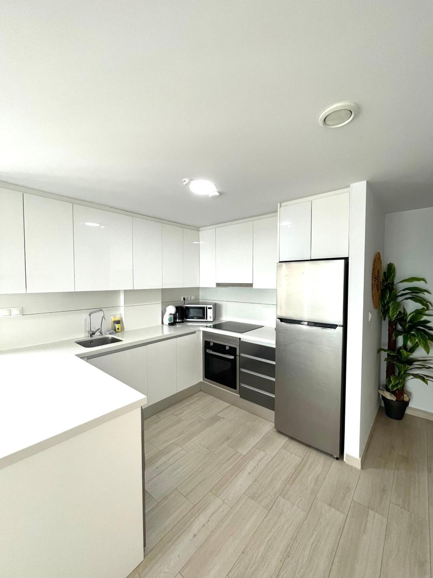 Luxury And Modern Beach Apartment With Sea Views لا ماتا المظهر الخارجي الصورة